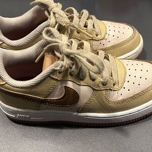 Nike Kids Air Force 1 LV8 sneakers in a Sesame & Ale Kids 12C